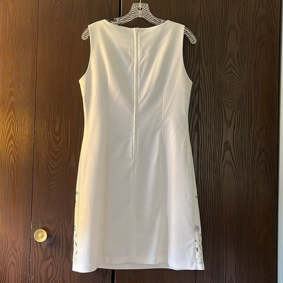 City Triangles sleeveless white dress with flower garden design. Size 11 - Picture 4 of 5